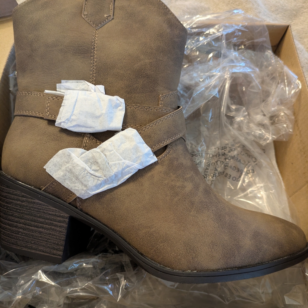 Global Win Women's Brown Heeled Boots